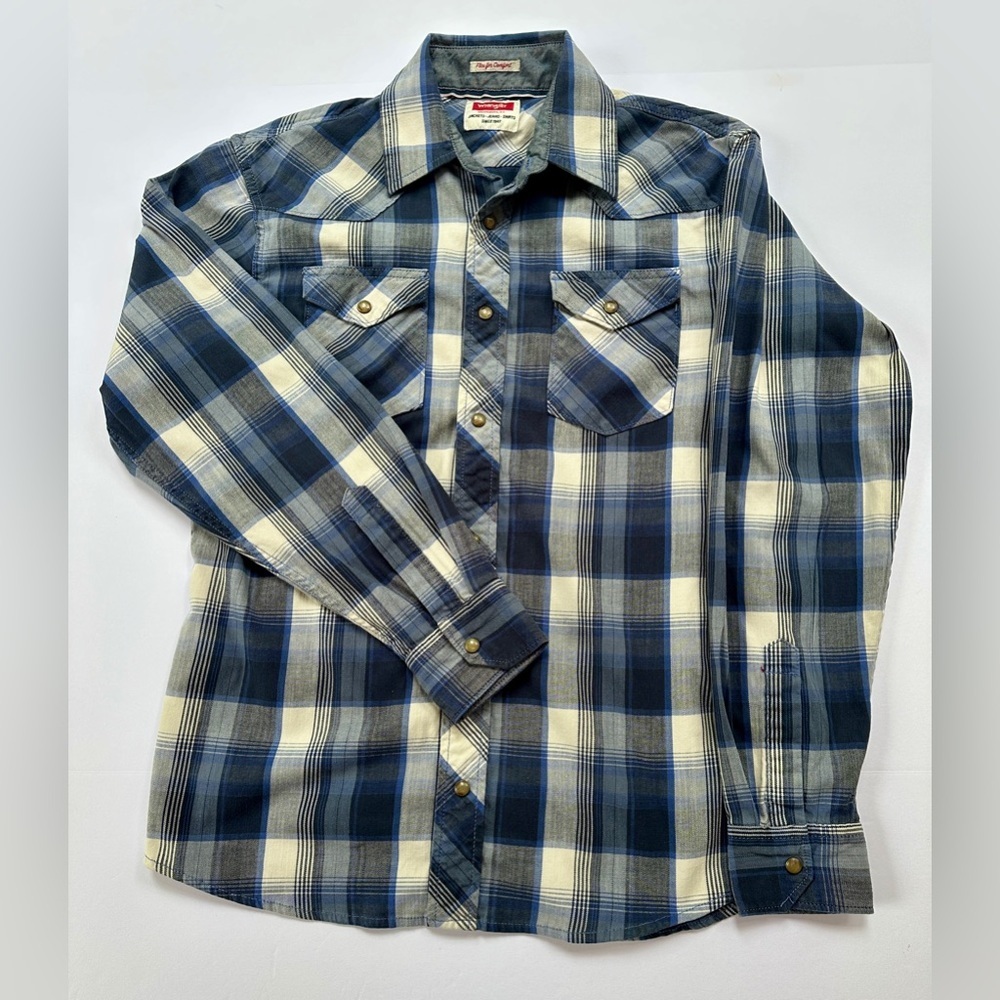 Men’s Wrangler Long Sleeved Shirt
Size Large​​